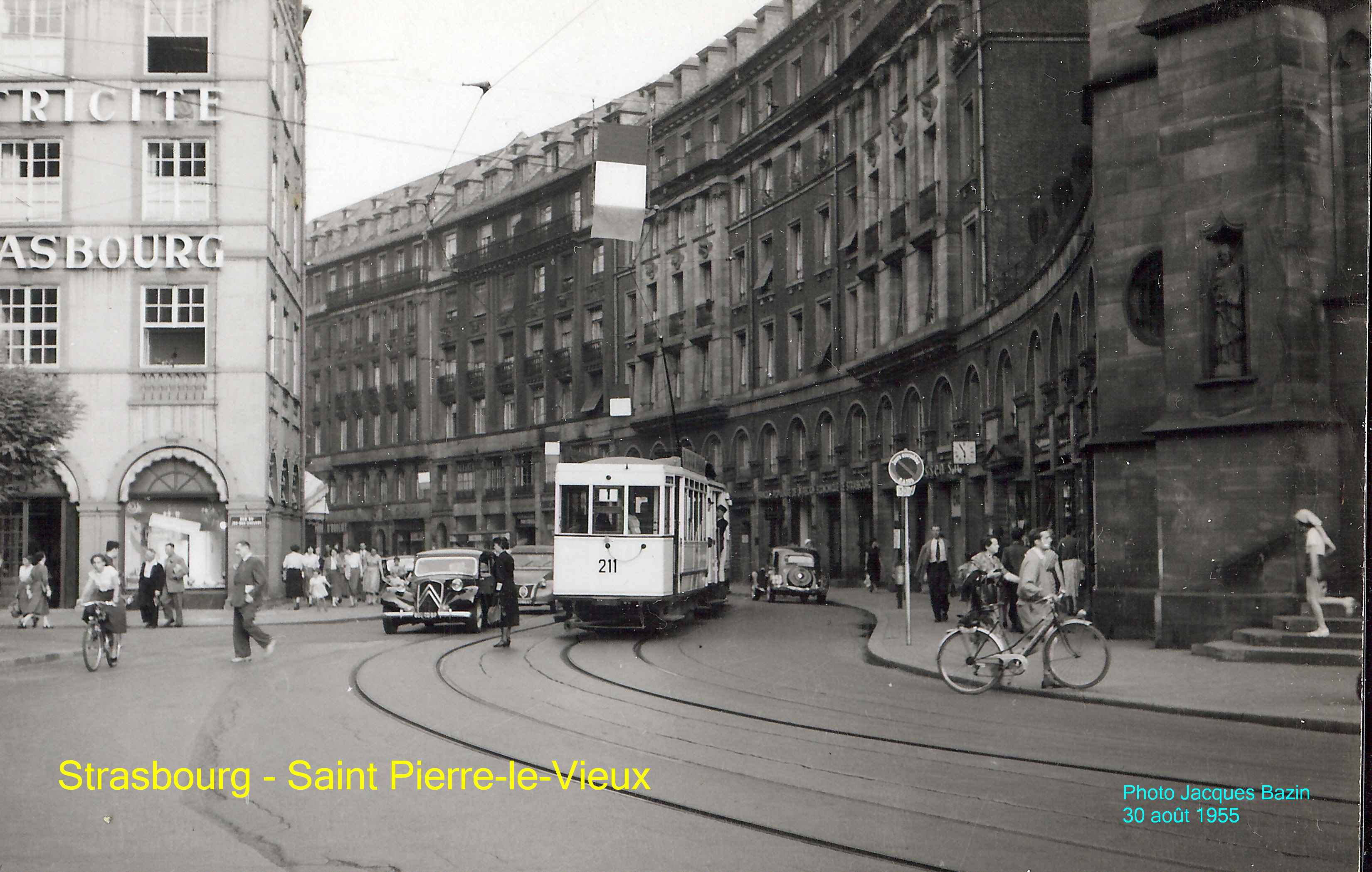 Tram de la ligne 1 remontant la Rue du 22 Novembre.